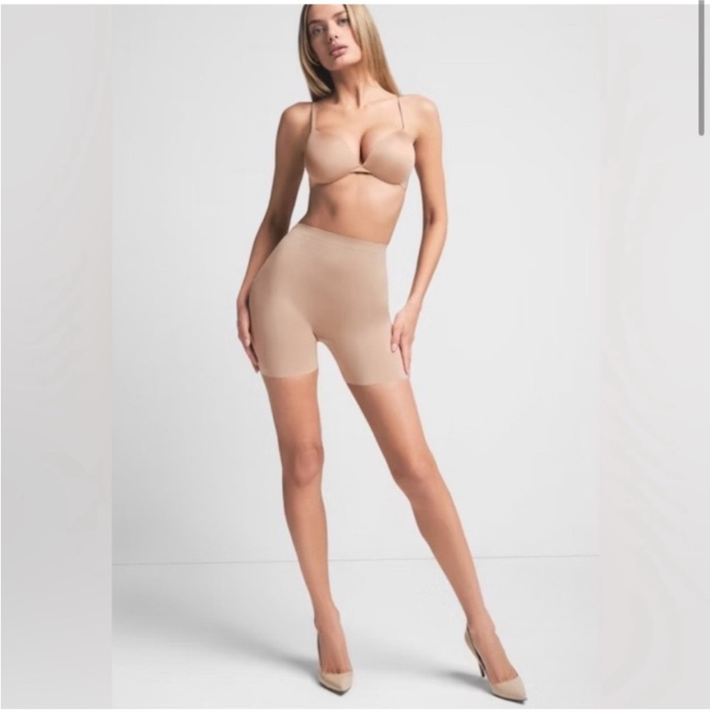 SKIMS SHEER SCULPT
LOW BACK SHORT NWT Clay